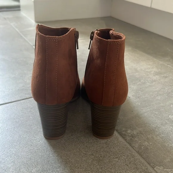 Old Navy Ankle Boots! Size 8! Brand New- Never Worn Before! - Picture 5 of 8